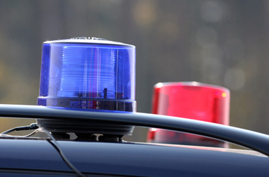 Управление транспортными средствами, оборудованными устройствами для подачи специальных световых и звуковых сигналов